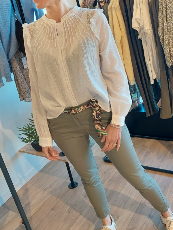 CHEMISE BLANCHE ET PANTALON VERT CEINTURE FOULARD