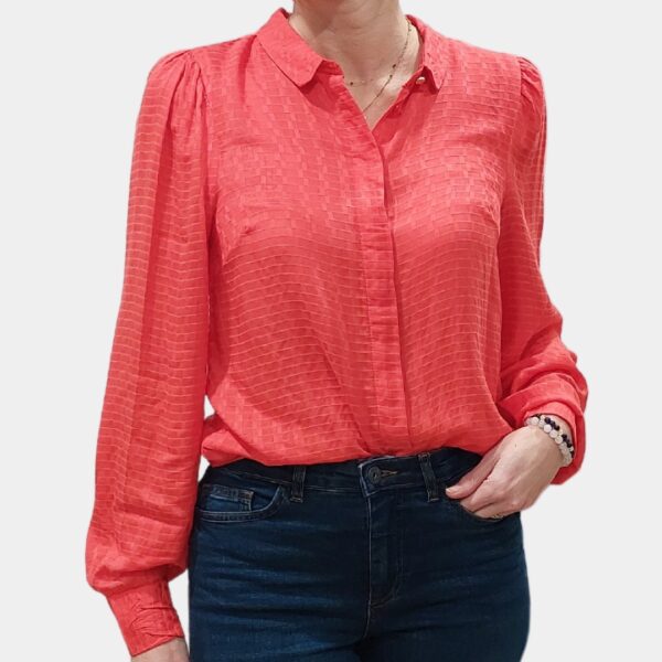 Chemise unie manches bouffantes.