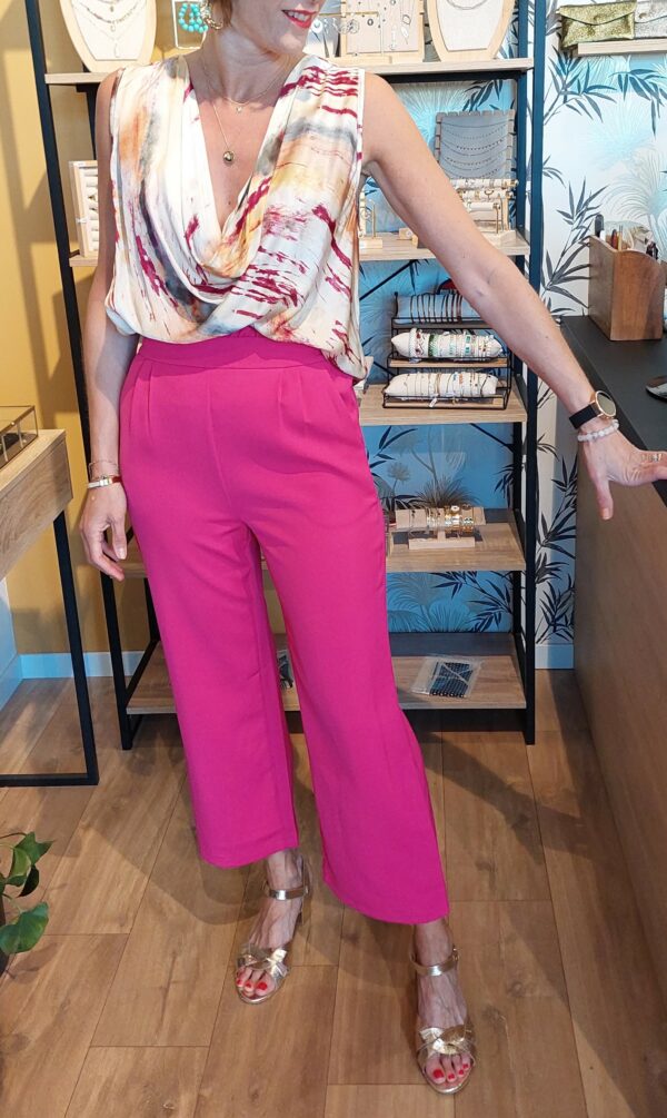 top col bénitier porté avec un pantalon rose fuchsia