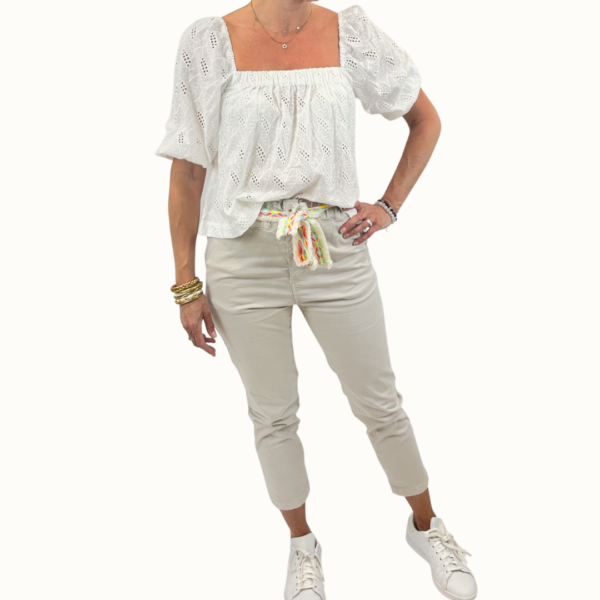 Blouse avec col carré, broderies motifs fleuri, manches courtes ballons