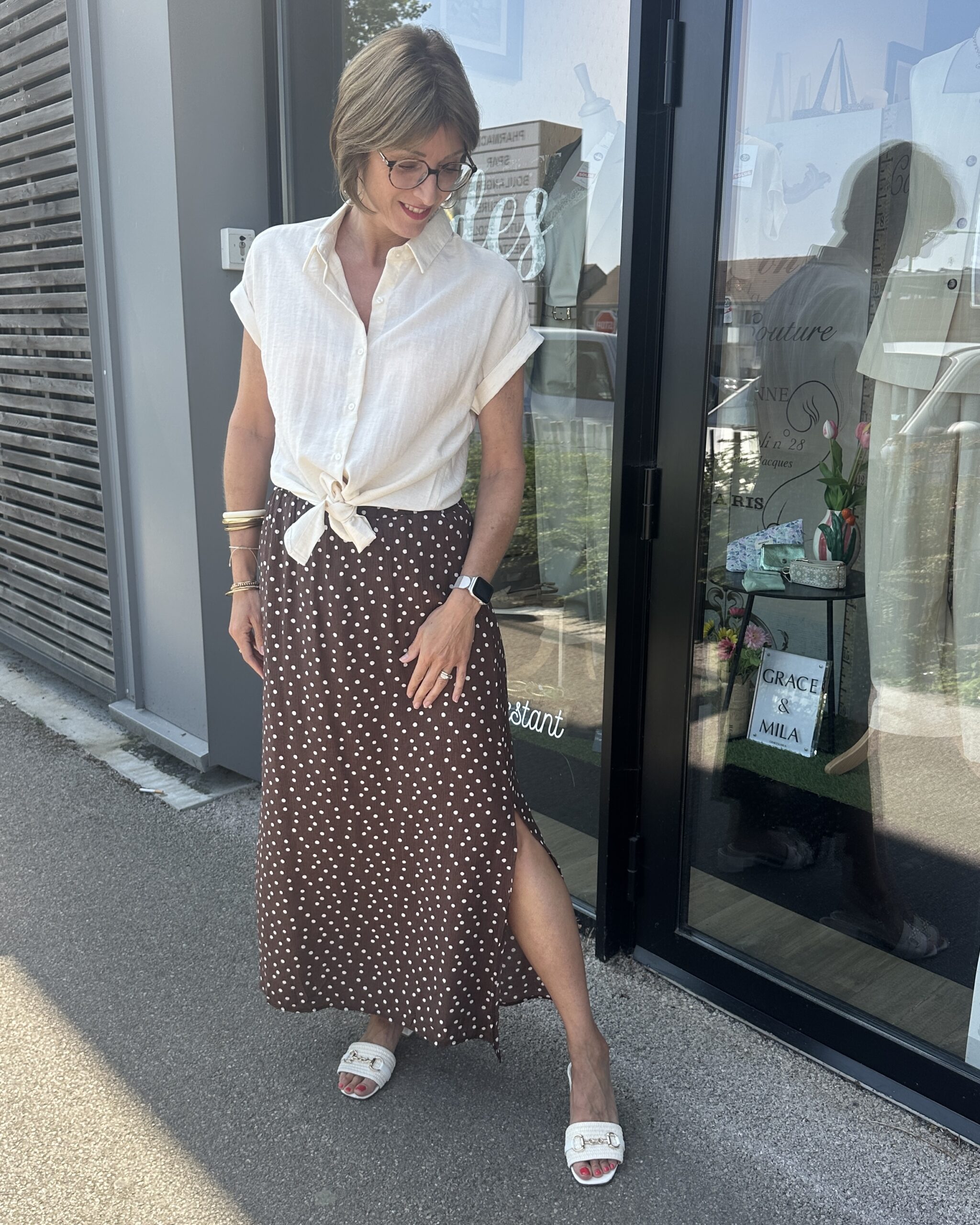 CHEMISIER BEIGE AVEC UN NOEUD