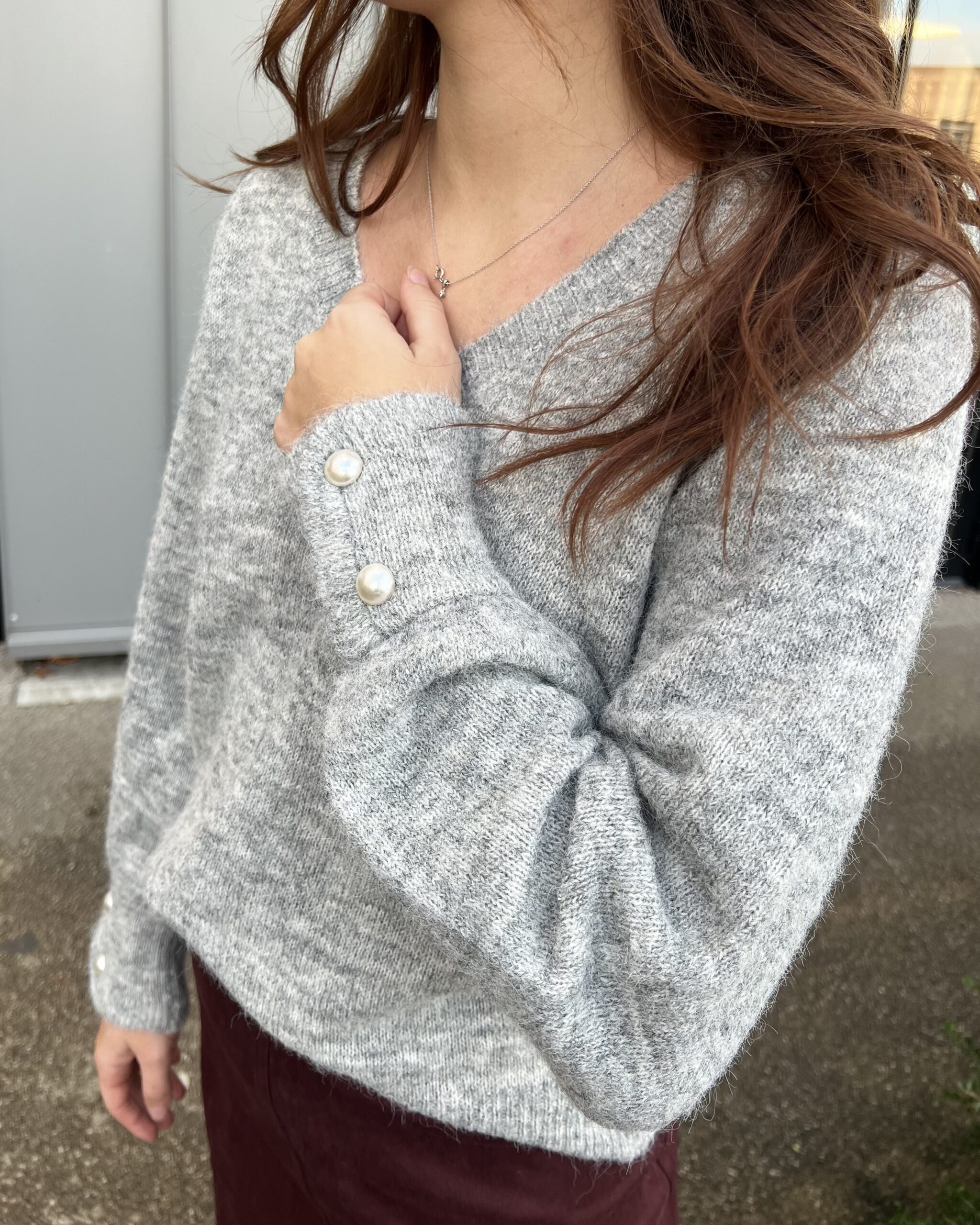 PULL GRIS COL V MANCHES BOUTON PERLE – Image 3
