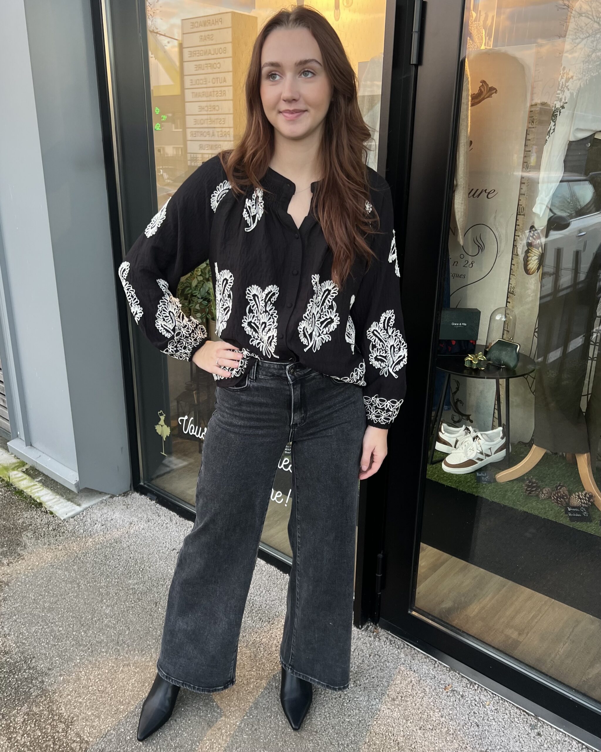 BLOUSE NOIRE BRODERIE BLANCHE – Image 2