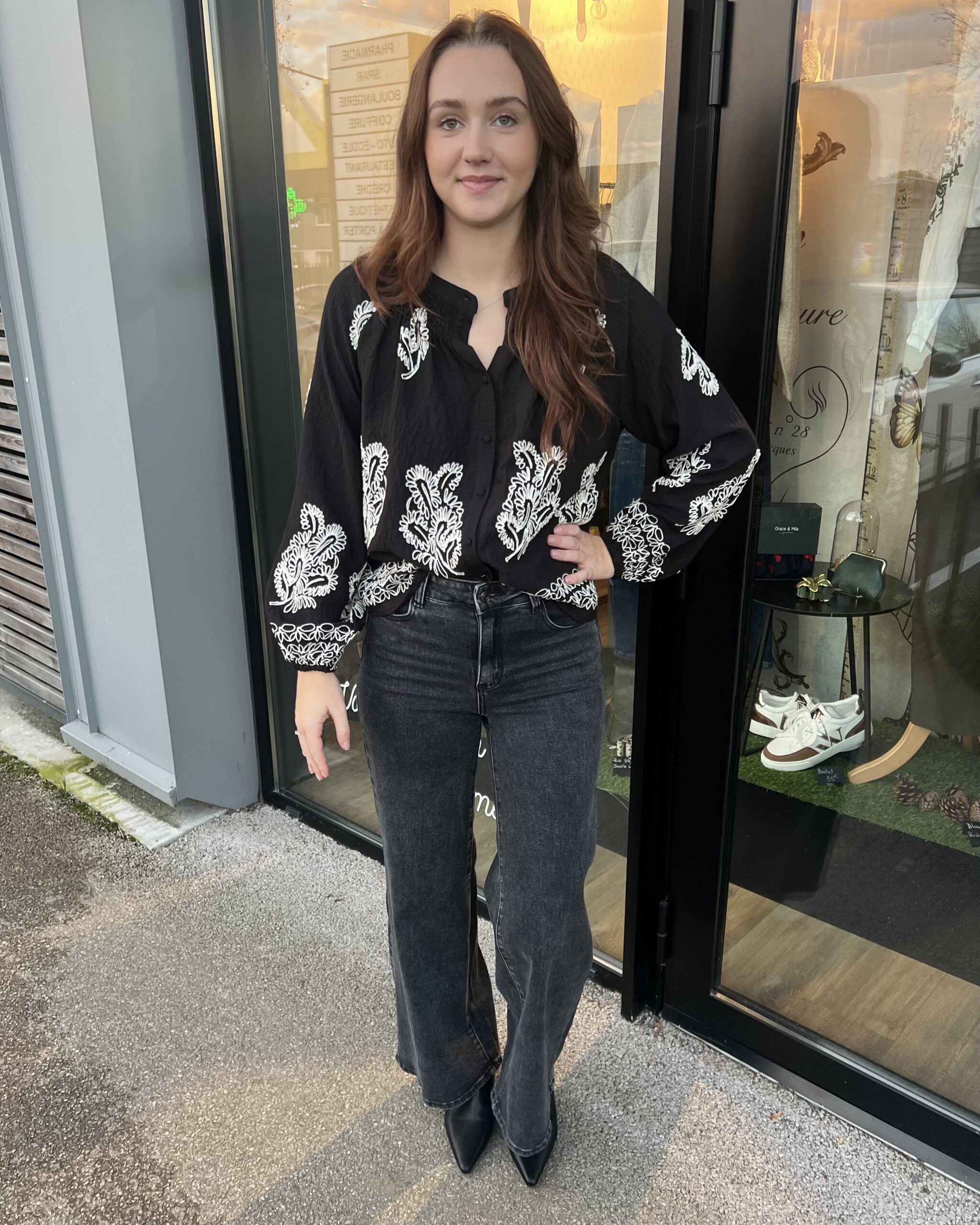BLOUSE NOIRE BRODERIE BLANCHE – Image 3