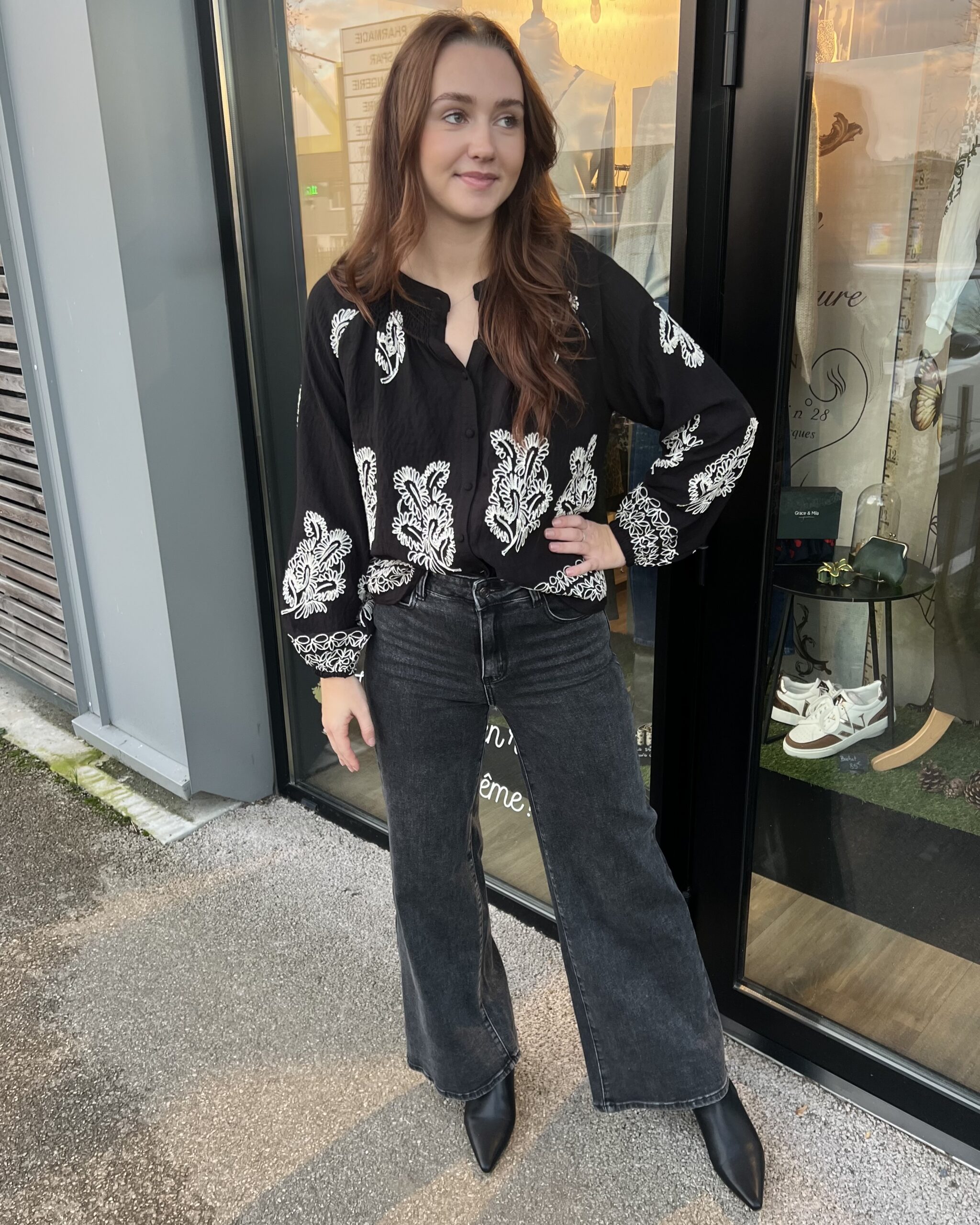 BLOUSE NOIRE BRODERIE BLANCHE