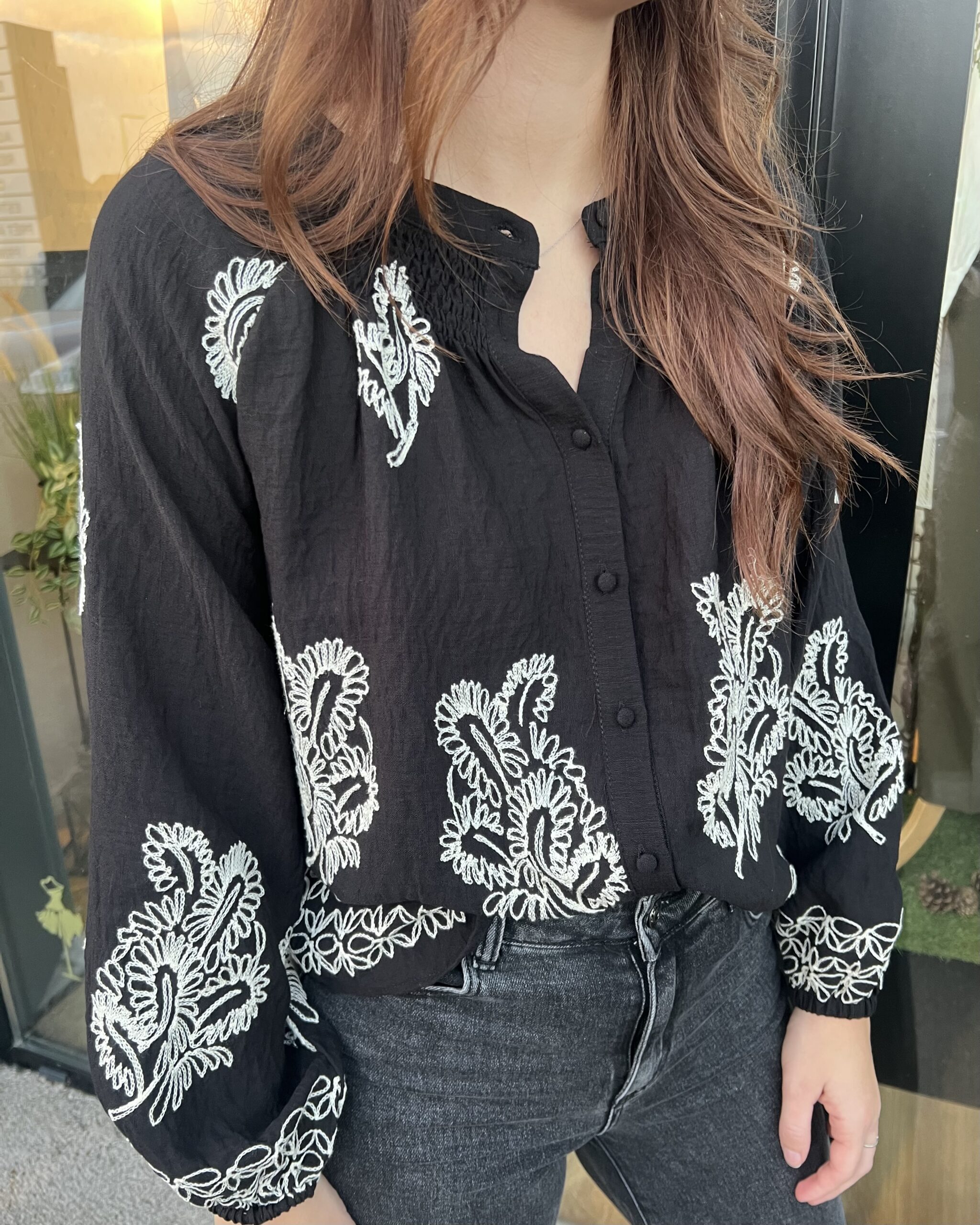 BLOUSE NOIRE BRODERIE BLANCHE – Image 4