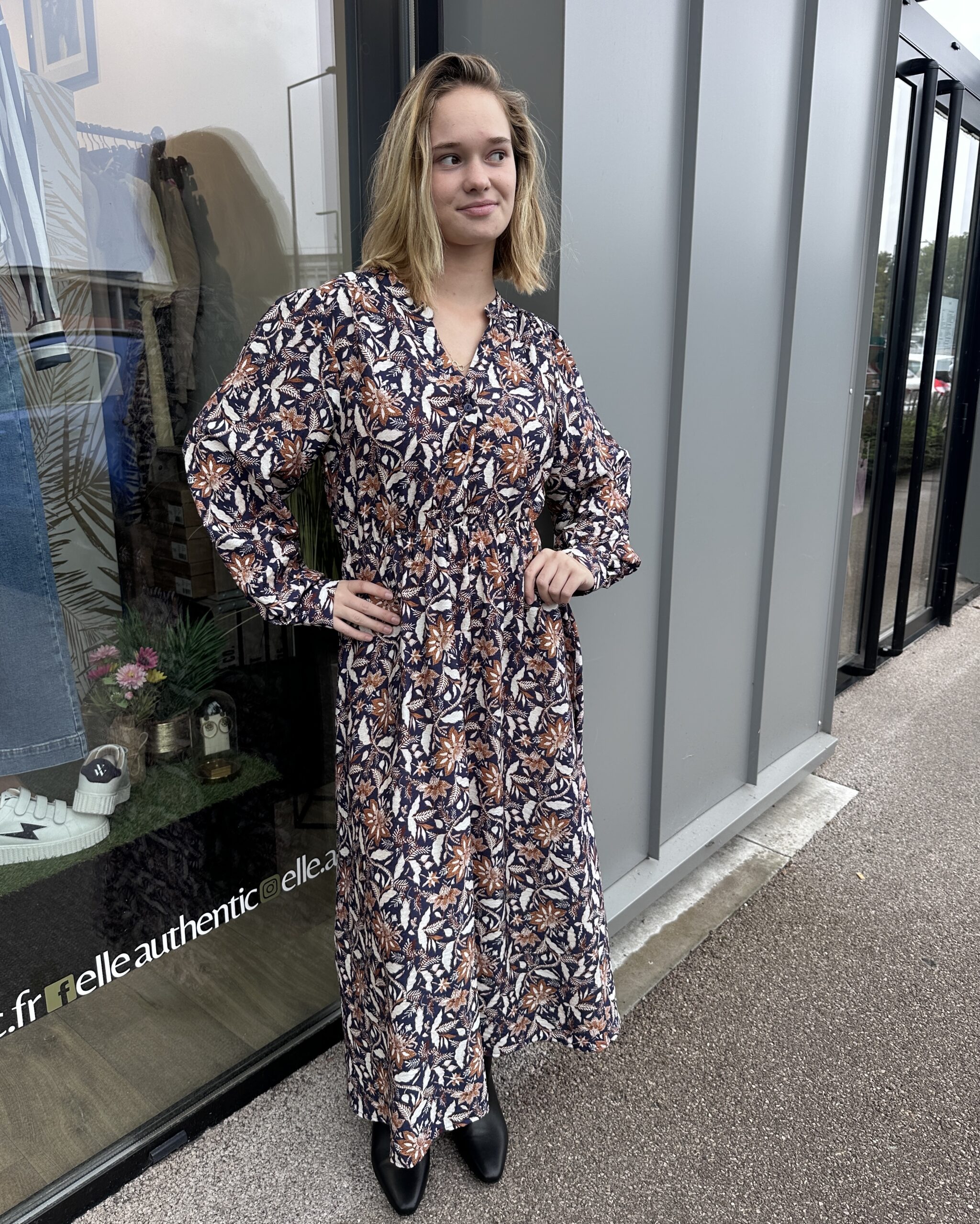 ROBE LONGUE IMPRIMÉE CAMEL MARINE ET BLANC – Image 3