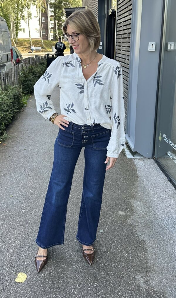 BLOUSE BLANCHE BRODERIE BLEUE – Image 3