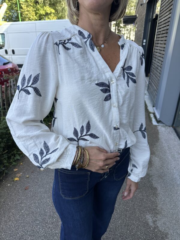 BLOUSE BLANCHE BRODERIE BLEUE – Image 4