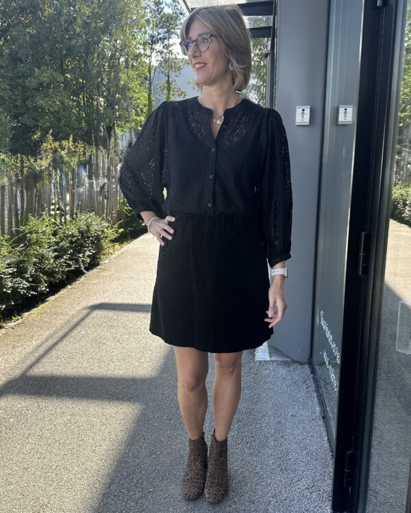 BLOUSE NOIR AJOURE FLEURS – Image 2
