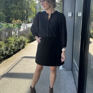 BLOUSE NOIR AJOURE FLEURS