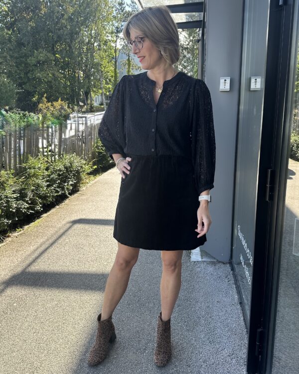 BLOUSE NOIR AJOURE FLEURS