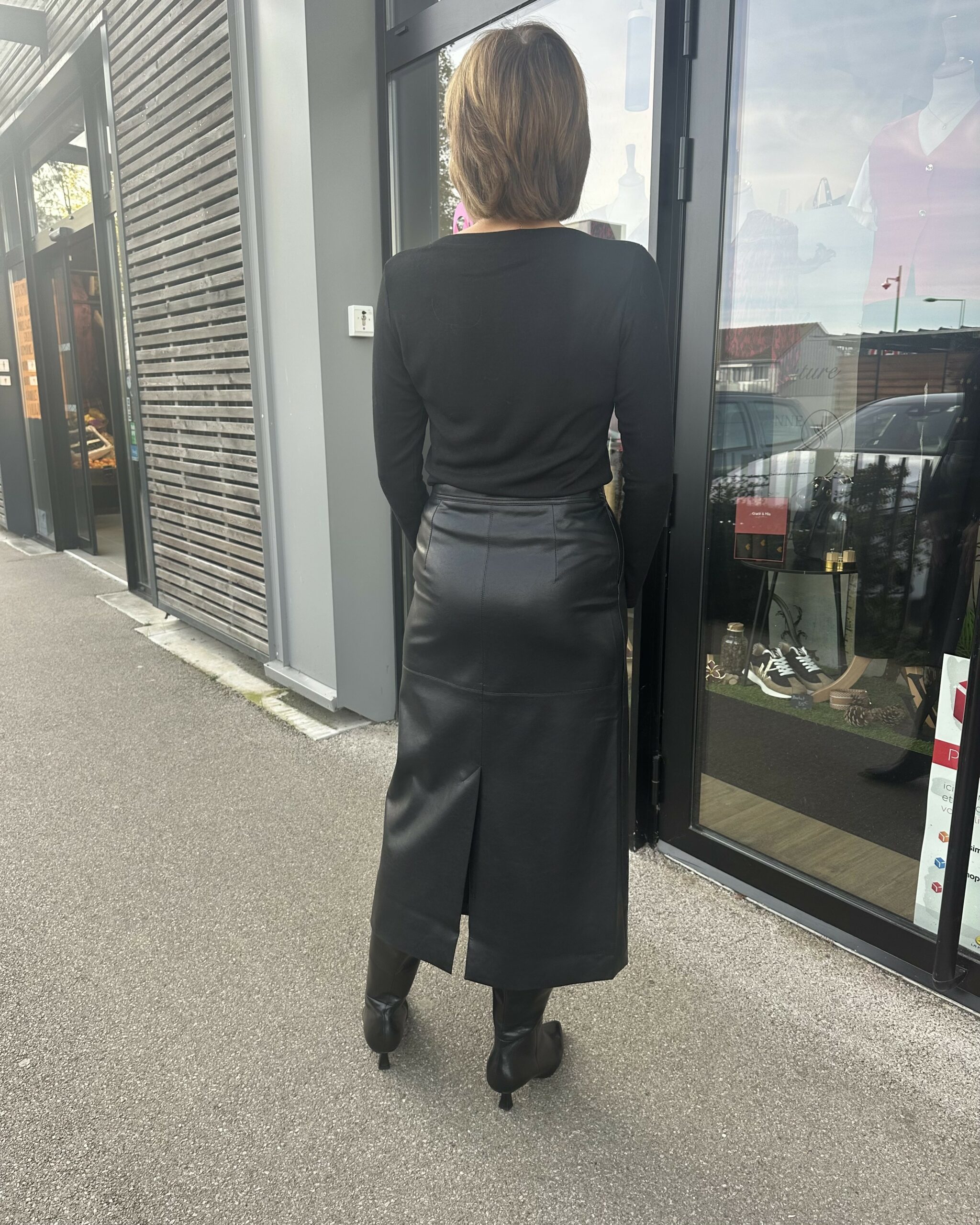 JUPE LONGUE SIMILI CUIR NOIR – Image 3