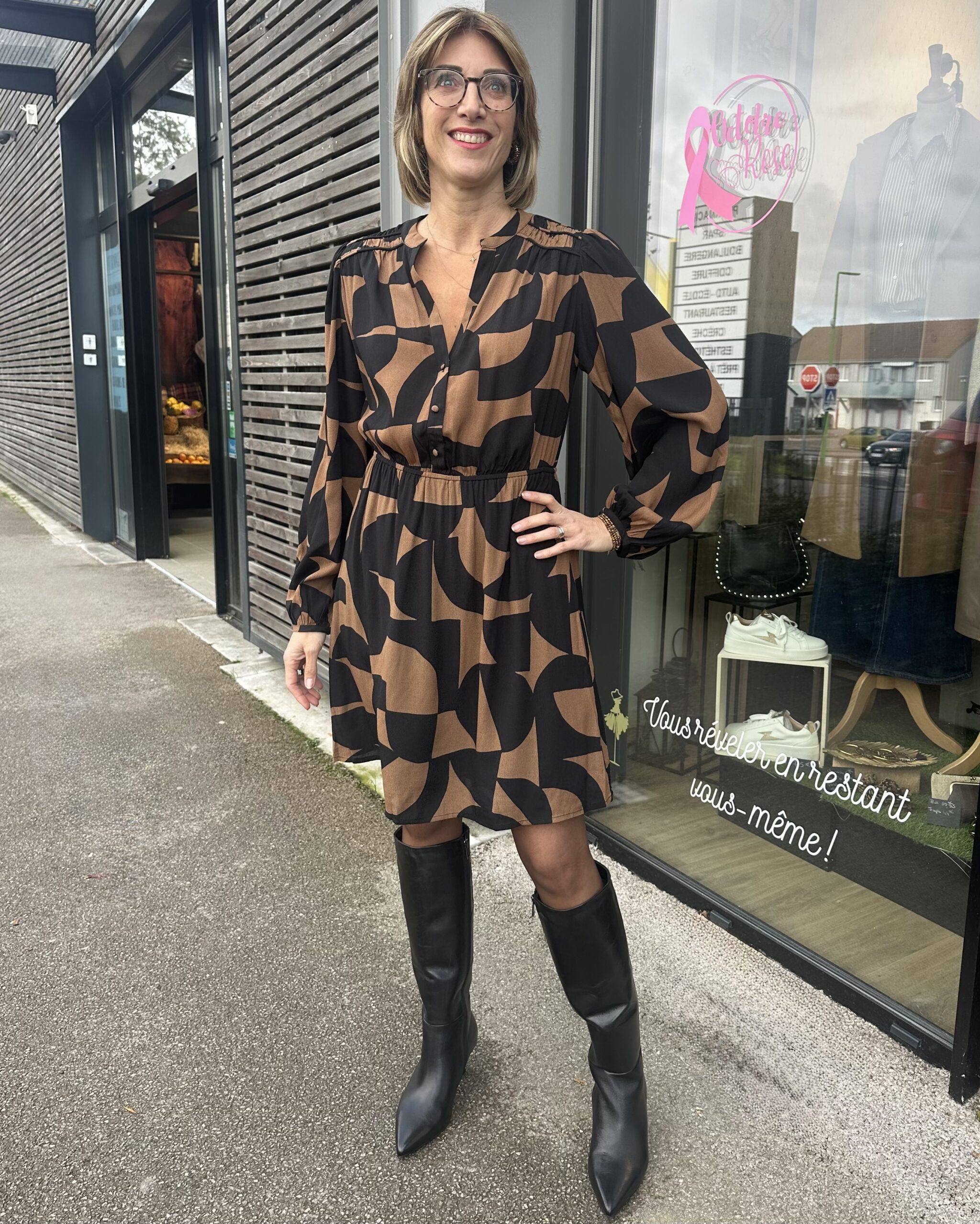 ROBE COURTE TAILLE ÉLASTIQUE MARRON NOIR – Image 2