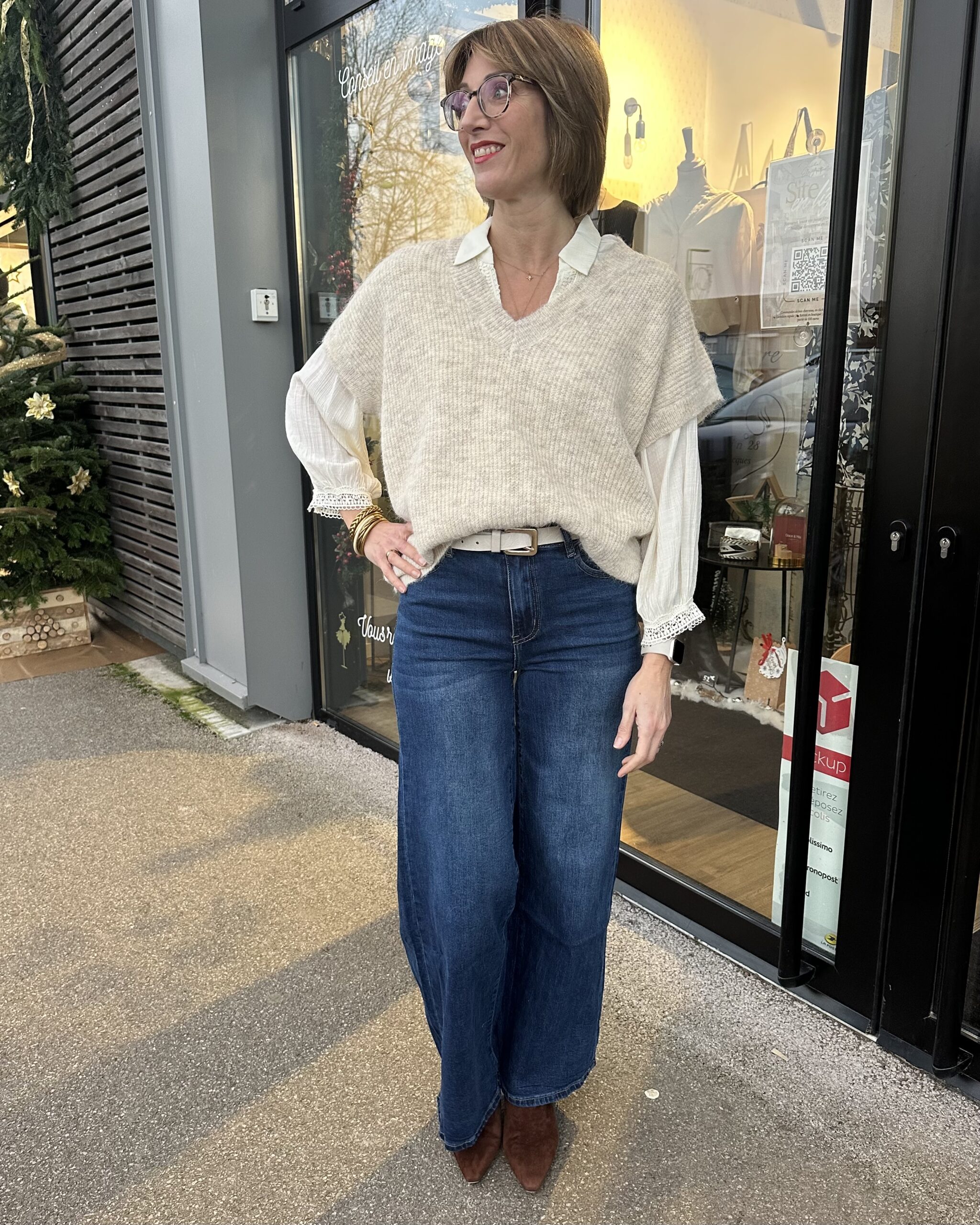 PULL BEIGE SANS MANCHE COL V – Image 2