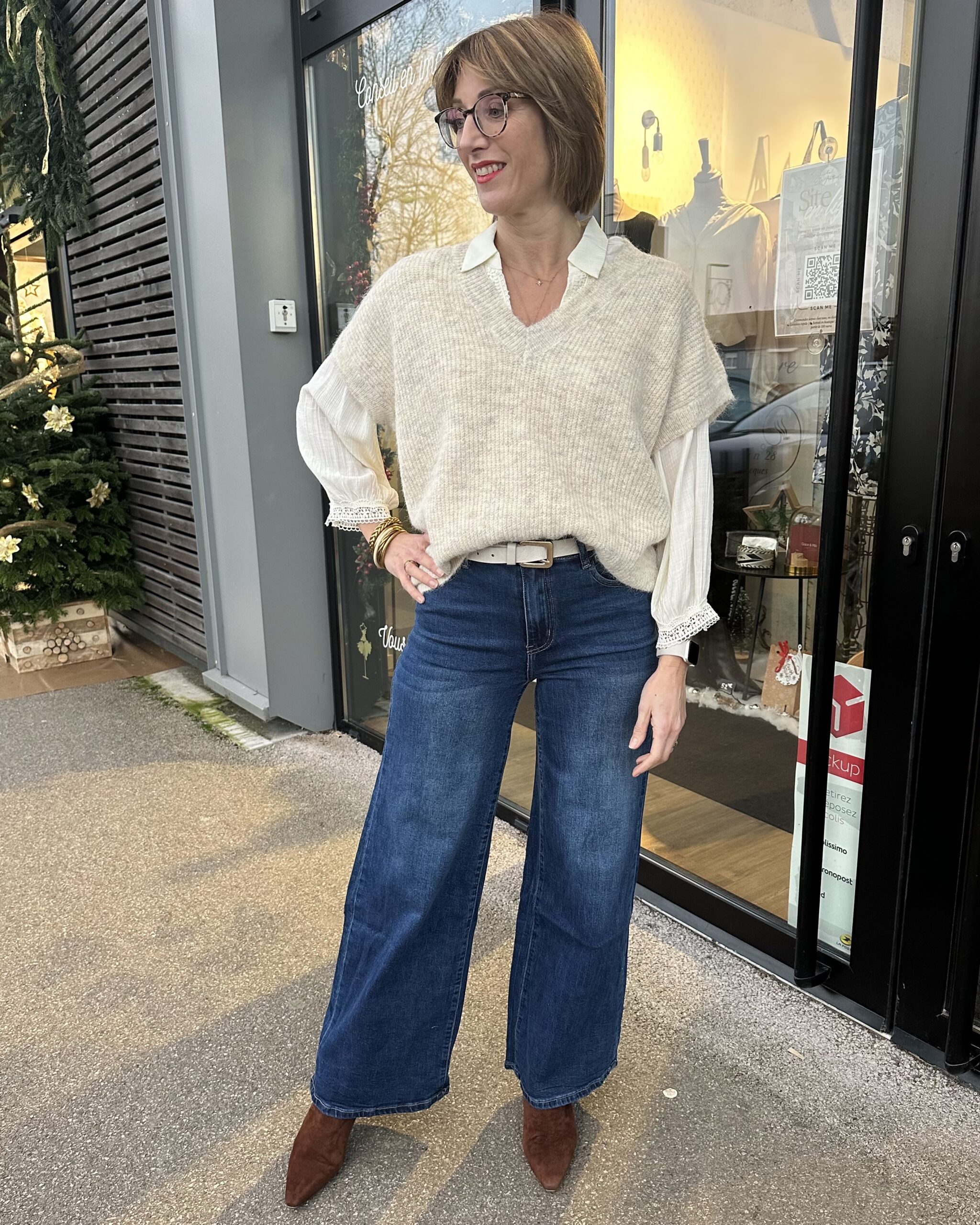 PULL BEIGE SANS MANCHE COL V – Image 3