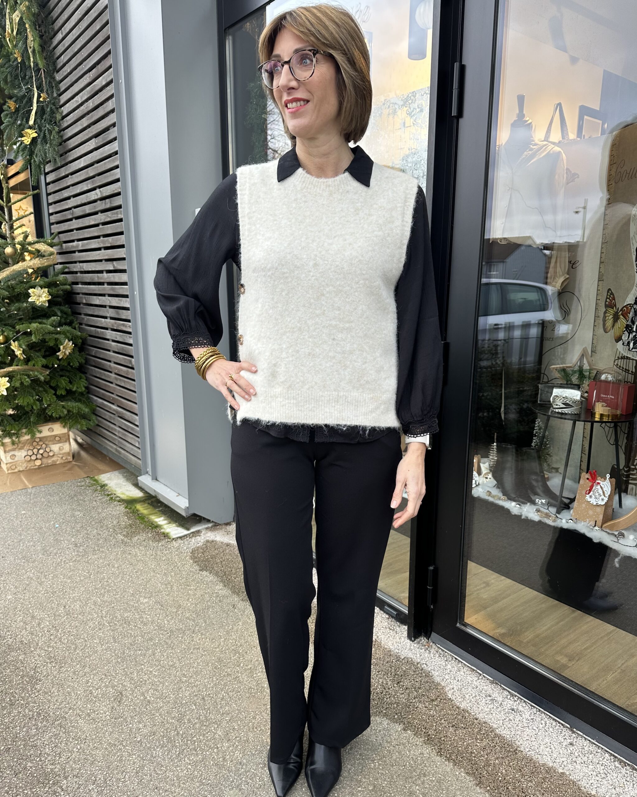 PULL SANS MANCHE BEIGE BOUTONS