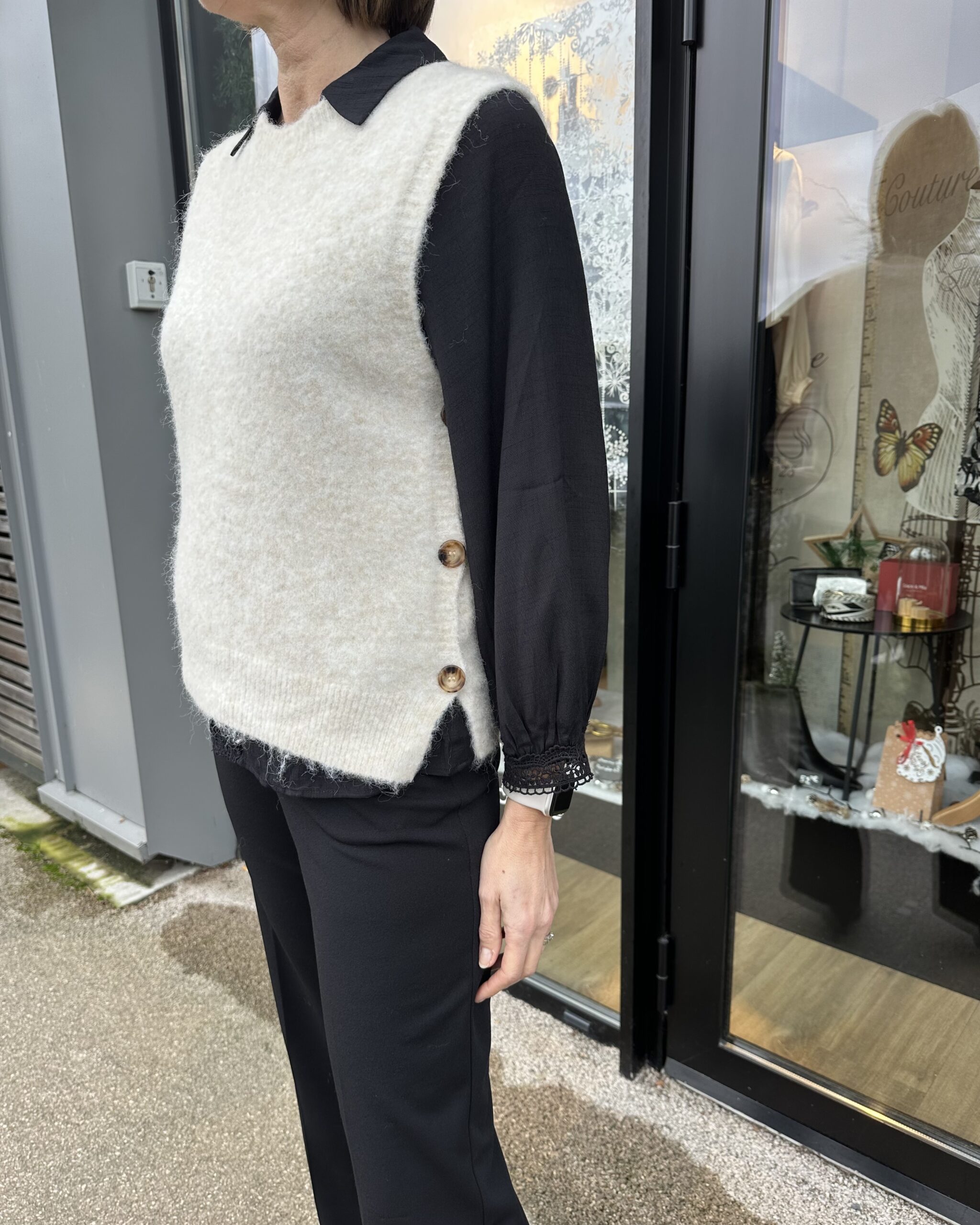 PULL SANS MANCHE BEIGE BOUTONS – Image 3