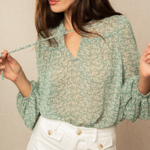 IMPATIENTE est une blouse, à manches longues, dans un imprimé exclusif Grace & Mila avec une encolure tunisienne.