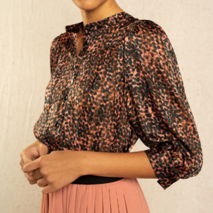 blouse à manches 3/4 avec des poignets boutonnés.