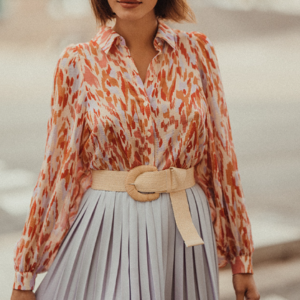 La coupe : IRIS est une chemise à manches longues ballons avec des poignets boutonnés.