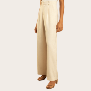 La coupe : IRVINE est un pantalon large à plis, avec une taille haute et une ceinture à passants avec un bouton.
